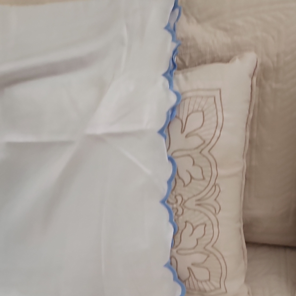 Lands' End White Bedding with Blue Scalloped Trim - Picture 4 of 6
